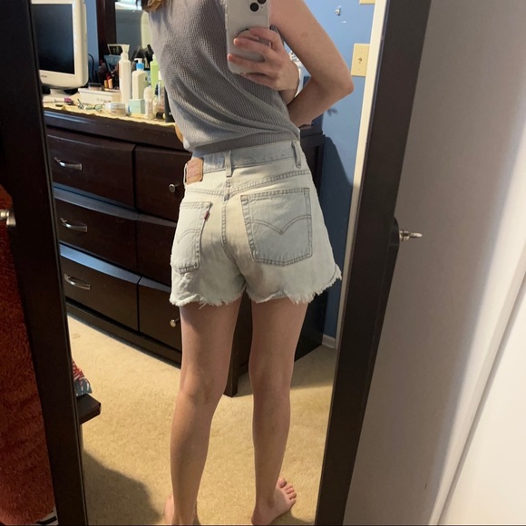 Vintage 565 red tab light wash Levi’s Shorts - Picture 3 of 10